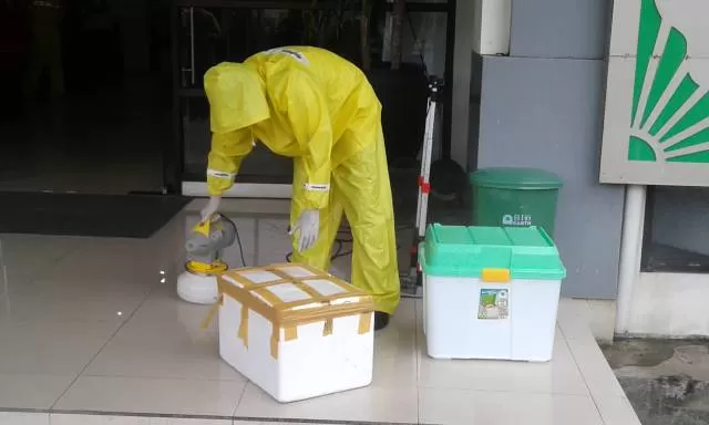 Petugas di Balai Besar Teknik Kesehatan Lingkungan dan Pengendalian Penyakit (BBTKLPP) Banjarbaru saat menerima sampel swab, beberapa waktu lalu. Kemarin, tercatat ada 4.948 sampel yang masih mengantre untuk diperiksa. | FOTO: BBTKLPP BANJARBARU FOR RADAR BANJARMASIN