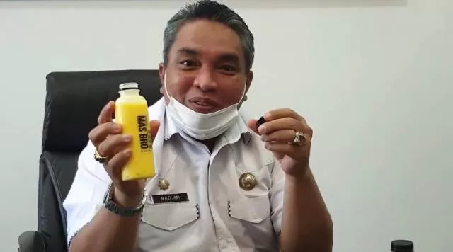 APRESIASI: Walikota Banjarbaru H Nadjmi Adhani mencicipi “Mas Bro” minuman produk UMKM Banjarbaru.
