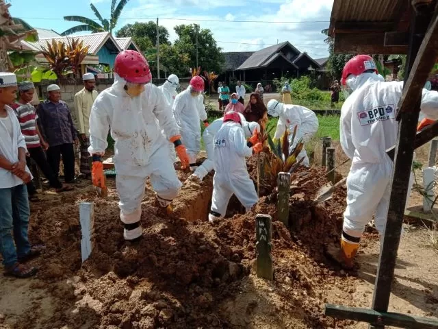 PEMAKAMAN: Proses pemakaman pasien suspect corona di Kecamatan Labuan Amas Utara. Keluarga sempat menolak dimakamkan dengan protokol Covid-19 karena hasil swab belum keluar. Foto: Netizen For Radar Banjarmasin