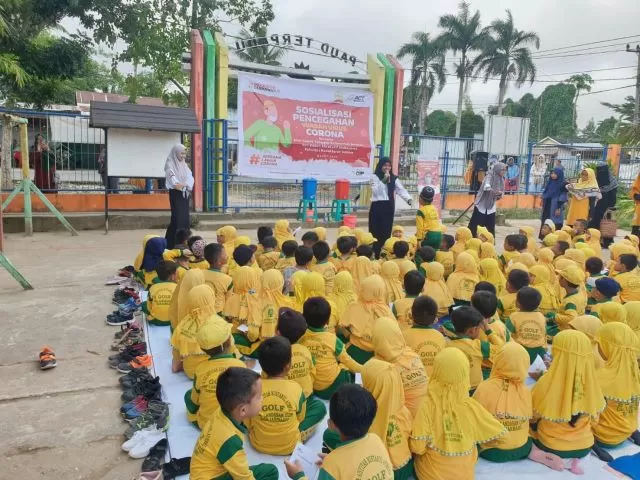 AJARI: Aliansi relawan Covid-19 memberikan edukasi kepada anak-anak PAUD di Banjarmasin.