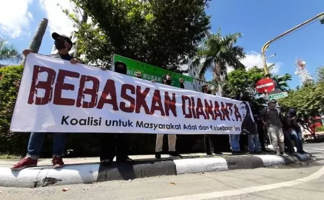 SOLIDARITAS: Aksi dukungan kepada Diananta dari jurnalis dan aktivis di Banjarmasin, belum lama ini. | FOTO:  DOKUMEN RADAR BANJARMASIN