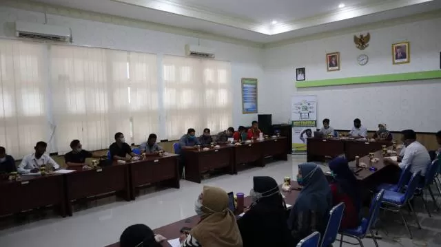 INOVASI: Sosialisasi inovasi SMK-PP Negeri Banjarbaru memperkenalkan aplikasi E-Kinerja THL kepada seluruh staff Tenaga Harian Lepas (THL) yang ada di SMK-PP Negeri Banjarbaru, Selasa (7/7) pagi di ruang rapat SMK-PP Negeri Banjarbaru.
