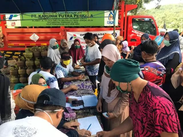 ANTUSIAS: Warga di Kecamatan Batu Ampar antusias menyambut pelaksanaan operasi pasar tabung gas 3 kilogram bersubsidi. (Diskominfo for Radar Banjarmasin)