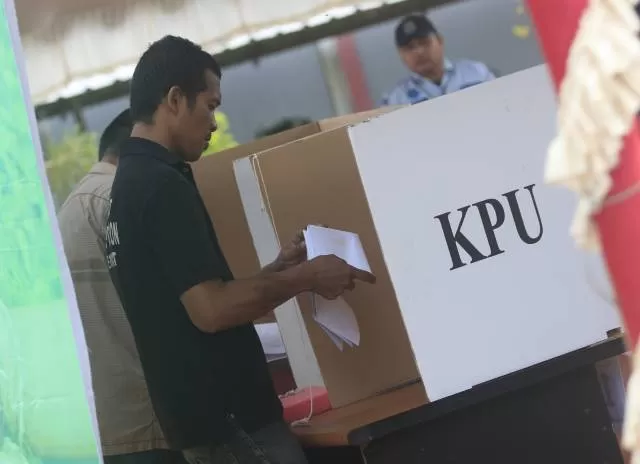 DIKABULKAN: Salah seorang DPT menggunakan hak pilihnya dalam Pemilu 2019 lalu. Pemko Banjarbaru mengabulkan permintaan tambahan anggaran oleh KPU dan Bawaslu Banjarbaru dalam menyosong Pilkada 2020 di tengah pandemi. | Foto: Muhammad Rifani/Radar Banjarmasin