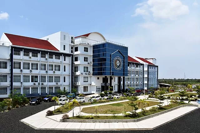 Gedung utama Universitas Muhammadiyah Banjarmasin (UMB) di Desa Semangat Karya, Alalak, Barito Kuala yang diresmikan tahun 2018 silam. | Foto: Wikipedia