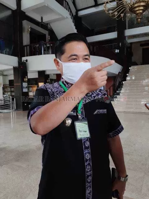 PEDE: Wali Kota Banjarmasin Ibnu Sina mengenakan kalung eukaliptus. Kalung anti corona yang dirilis Kementerian Pertanian dan menjadi kontroversial.