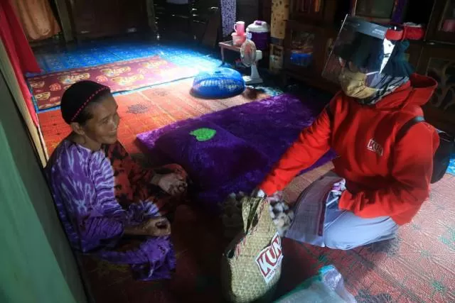 BERBAGI: Volunteer KUN Humanity System Tapin, langsung ke rumah warga untuk mendistribusikan sembako. | Foto: Rasidi Fadli/Radar Banjarmasin