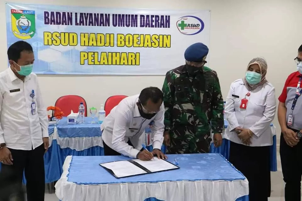 PENANDATANGANAN: Bupati Tala Sukamta menandatangani dokumen bantuan yang diserahkan Lanud Sjamsudin Noor Kolonel Pnb M Taufiq Aras. (Diskominfo for Radar Banjarmasin)