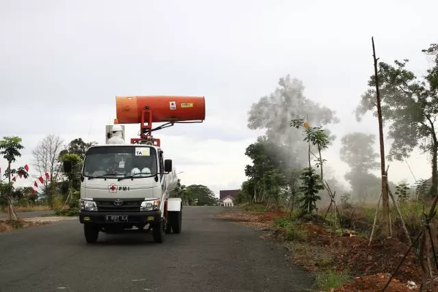 TEMBAK CAIRAN: Salah satu unit Gunner Spray milik Palang Merah Indonesia (PMI) Kalsel melakukan proses disinfeksi di sekitaran areal perkantoran Gubernur Pemprov Kalsel pada Kamis (9/7) petang. | Foto: Muhammad Rifani/Radar Banjarmasin