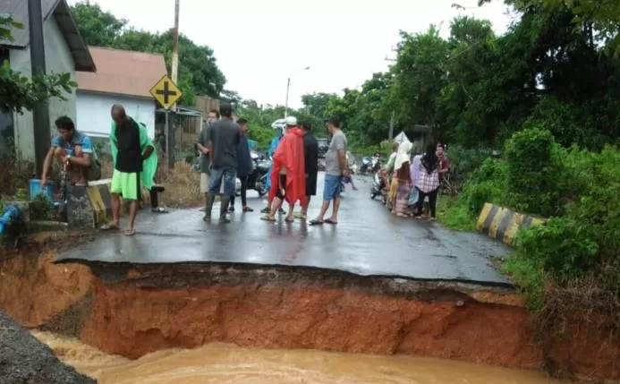 AMBROL: Gorong-gorong jalan di Bajingah Kelurahan Sarang Halang Ambrol diterjang banjir.