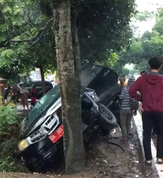KECELAKAAN: Mobil milik Dinas Perhubungan Kabupaten Banjar menabrak pohon yang ada di Kabupaten Tapin, Minggu (12/7) siang.