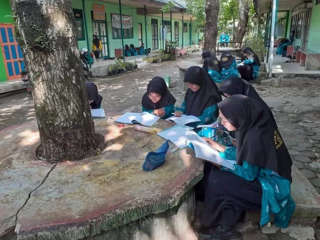 TAMAN BACA: Taman baca di luar perpustakaan MAN 2 Banjarmasin. Sekolah ini baru saja memenangkan lomba perpustakaan tingkat provinsi.