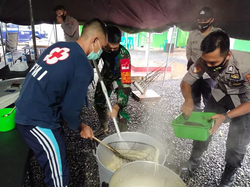 DAPUR UMUM: Pemkab Tala bersama BPBD, TNI, Polri, PMI dan relawan membuat dapur umum bagi masyarakat yang terdampak banjir. (Diskominfo For Radar Banjarmasin)