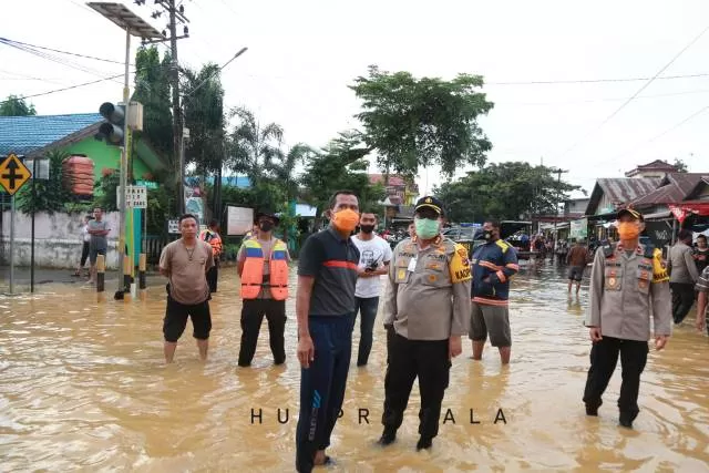 PANTAU BANJIR: Bupati Tala Sukamta bersama Kapolres Tala AKBP Cuncun Kurniadi memantau kondisi banjir secara berkala. (Humas for Radar Banjarmasin)