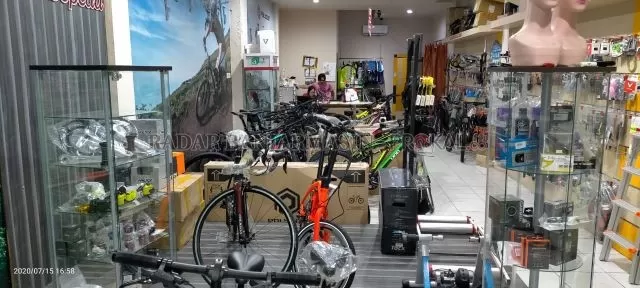 PANEN SAAT PANDEMI: Sebuah toko sepeda di Banjarmasin sempat kehabisan stok karena tingginya permintaan. | Foto: M Oscar Fraby/Radar Banjarmasin