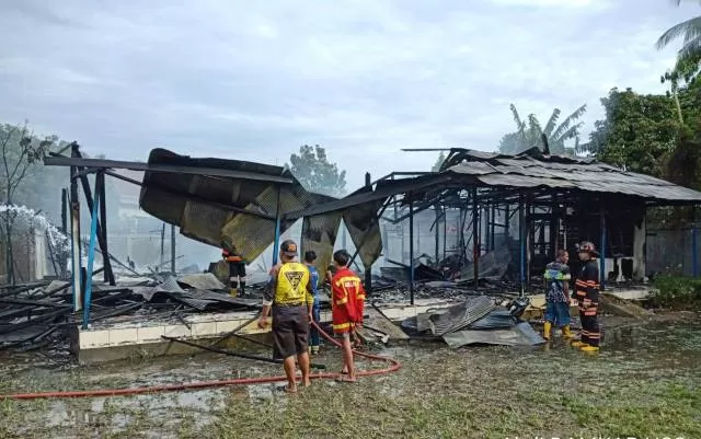HANGUS : Rumah karyawan PDAM HSS terbakar, Kamis (16/7) pagi. | FOTO: SATPOL PP HSS FOR RADAR BANJARMASIN