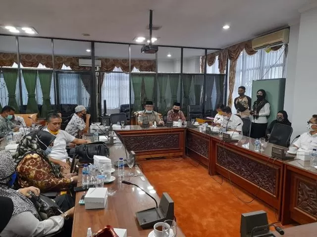 Rombongan Komisi II DPRD HSU yang dipimpin Fadillah menemui anggota DPRD Kalsel untuk meminta bantuan mediasi penyelesaian larangan pedagang keliling Amuntai berjualan di Pasar Tabalong.