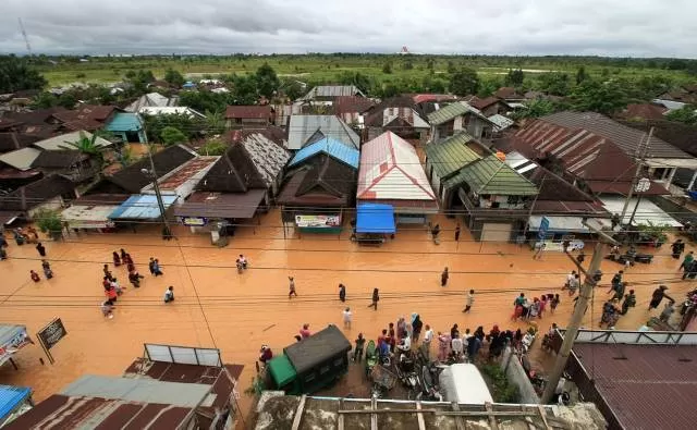 LANGGANAN: Banjir yang cukup besar sempat menggenangi pemukiman warga di Cempaka Banjarbaru beberapa waktu lalu. | Foto: Muhammaf Rifani/Radar Banjarmasin