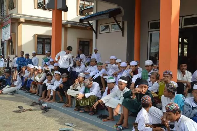 DIPERHATIKAN: Para santri di sebuah pesantren di Banjarbaru dalam sebuah acara tahun lalu. Pengurus pesantren bakal diberi insentif.