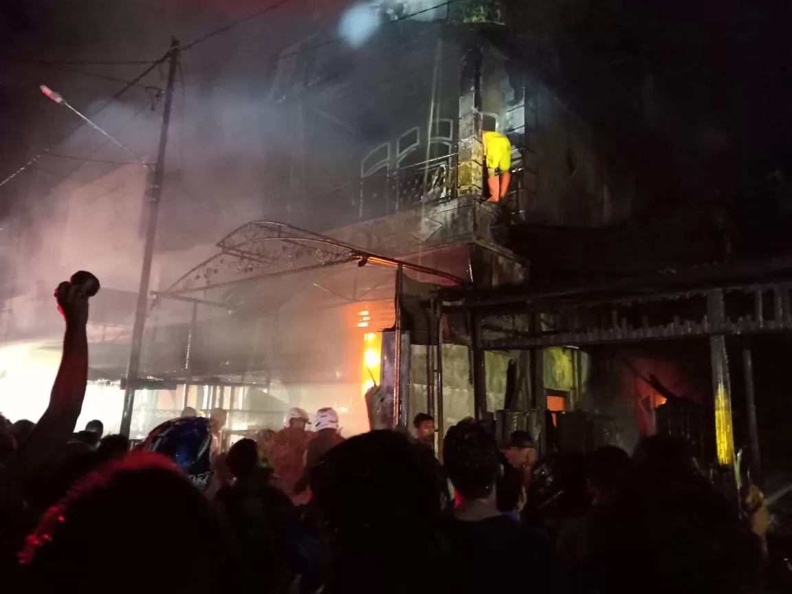 HANGUS : Toko seberang kawasan Pasar Los Batu, kandangan terbakar menjelang subuh. | FOTO: SATPOL PP HSS FOR RADAR BANJARMASIN