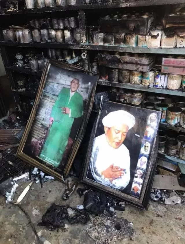 LOLOS: Dua foto KH Muhammad Zaini Bin Abdul Ghani atau Guru Sekumpul tidak terbakar saat kebakaran terjadi. | FOTO: TIM RELAWAN FOR RADAR BANJARMASIN