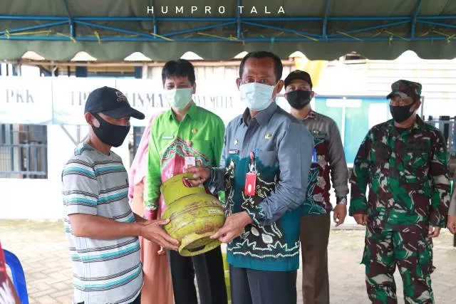 OPERASI PASAR: Secara simbolis Bupati Tala Sukamta menyerahkan tabung gas saat operasi pasar di Kecamatan Bati-Bati.
