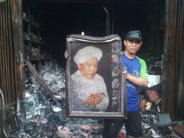 LOLOS: Foto Guru Sekumpul yang ditemukan setelah kebakaran di HSS. | FOTO: RELAWAN FOR RADAR BANJARMASIN