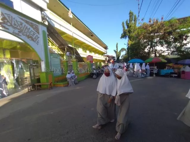 PAKAI MASKER: Suasana di pesantren Darussalam Pasayangan, Martapura, kemarin. Santi mulai masuk dengan protokol ketat. | FOTO: MUHAMMAD AMIN/RADAR BANJARMASIN