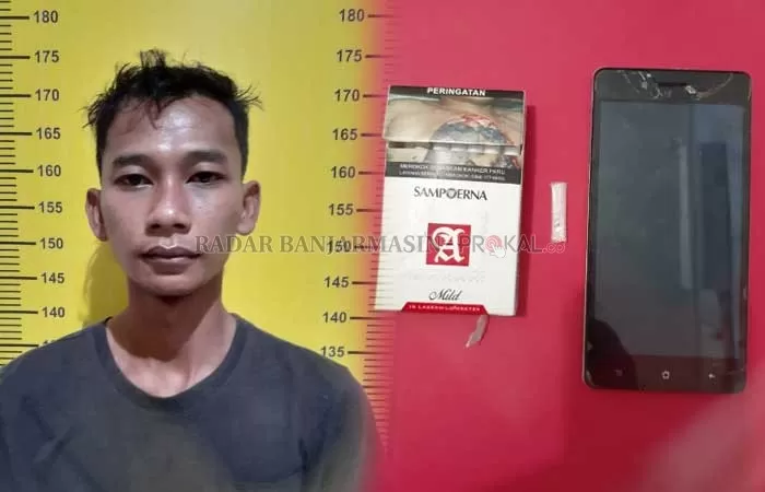 DIAMANKAN: Tersangka M Ridwan warga Kota Banjarmasin bersama barang bukti sabu dan telepon genggang diamankan Satres Narkoba Polres Tabalong, Senin (20/7) malam.