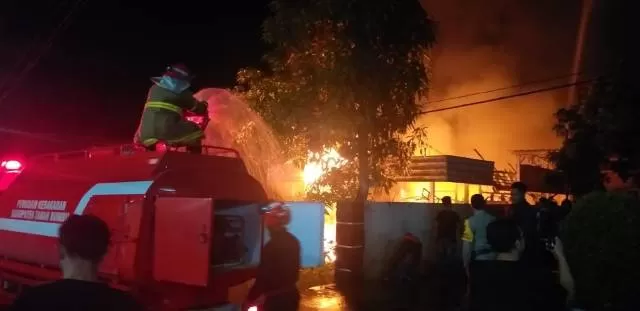 MEMBARA: Rumah kontrakan terbakar di Kecamatan Simpang Empat, Tanah Bumbu, Senin (20/7) dini hari. Penyebab kebakaran diduga akibat arus pendek listrik. | FOTO: KAPOLSEK SIMPANG EMPAT FOR RADAR BANJARMASIN