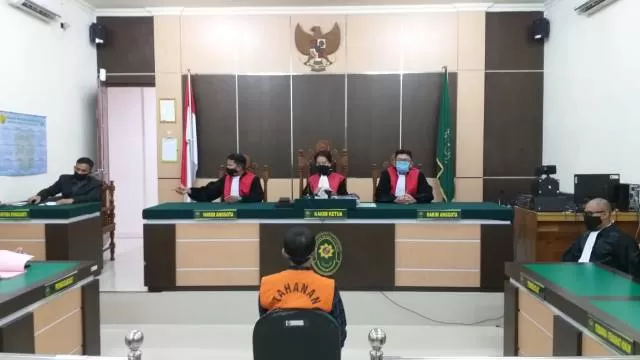 SIDANG KEDUA: Diananta Putra Sumedi dalam saat sidang di Pengadilan Negeri Kotabaru, Senin (20/7).