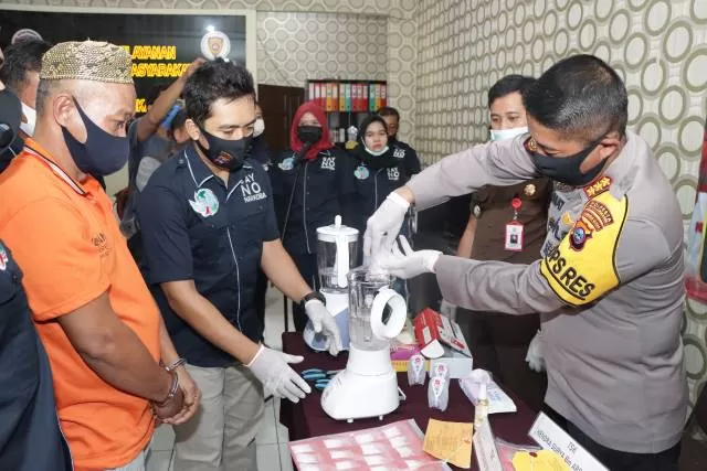 BLENDER: Pemusnahan narkoba jenis sabu dan ekstasi di Polresta Banjarmasin, Rabu (22/7).