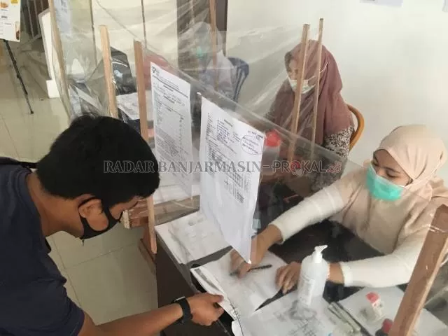 UNTUK NAIK PESAWAT: Calon penumpang mengurus administrasi uji rapid test di Klinik Jelita Banjarmasin, kemarin. | FOTO: M OSCAR FRABY/RADAR BANJARMASIN