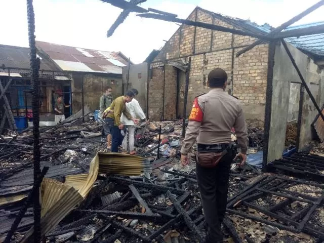 LUDES: Tiga rumah di Kompleks Griya Permata Handil Bakti, Alalak, Batola terbakar, Rabu (22/7) sekitar pukul 10.00 Wita. | FOTO: HUMAS POLRES FOR RADAR BANJARMASIN