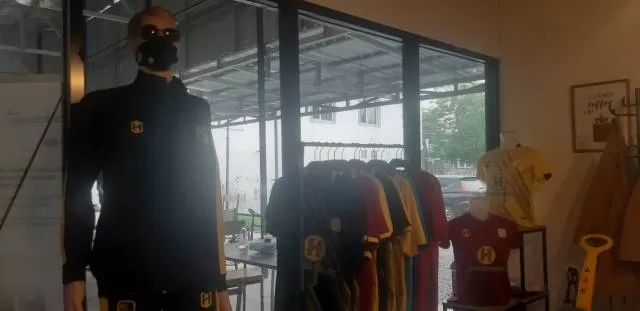 DINANTI: Barito Putera akhirnya membuka store sendiri bagi penggemar yang berburu jersey dan merchandise tim.