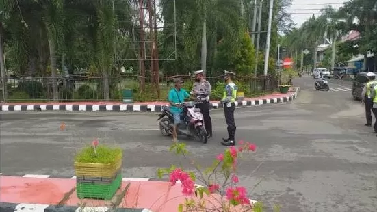 DIHENTIKAN: Pengendara kendaraan bermotor yang tidak mengenakan masker disetop petugas di simpang Masjid Ash Shirotol Mustaqim Tanjung dan Taman Giat Kota Tanjung.
