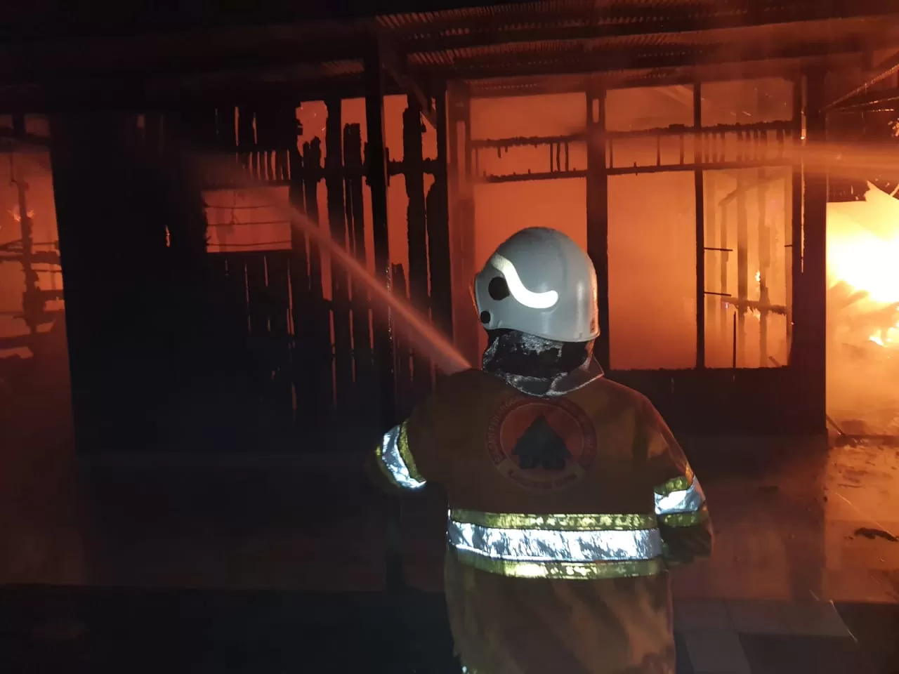 KEBAKARAN: Barisan pemadam kebakaran (BPK) dan Badan Penanggulangan Bencana Daerah (BPBD) berusaha memadamkan api di Kecamatan Lokpaikat. | Foto: Pusdalops Tapin
