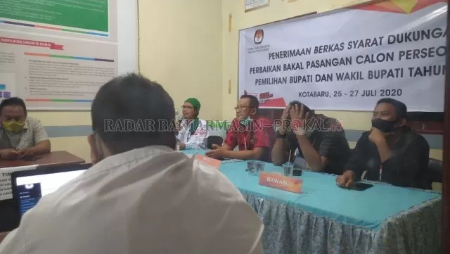 TAK MAMPU: Yandi Kamitono di ruangan KPU Kotabaru. Ia tidak mampu memenuhi syarat berkas perbaikan. | FOTO: ZALYAN SHODIQIN ABDI/RADAR BANJARMASIN