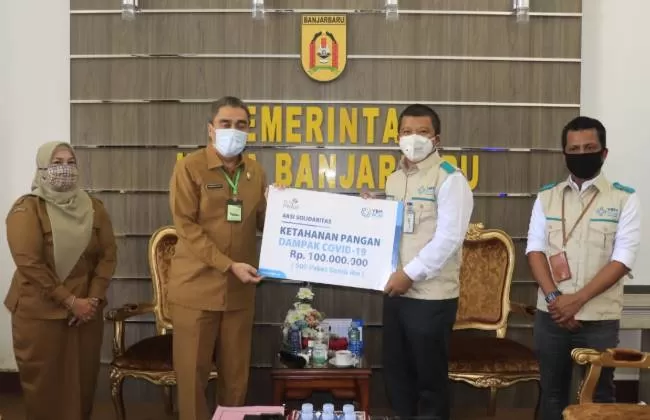 KEPEDULIAN: Pengurus Yayasan Baitul Maal PT PLN UIP Kalbagteng menyerahkan bantuan ratusan paket sembako untuk Pemerintah Kota Banjarbaru, Senin (27/7) tadi.