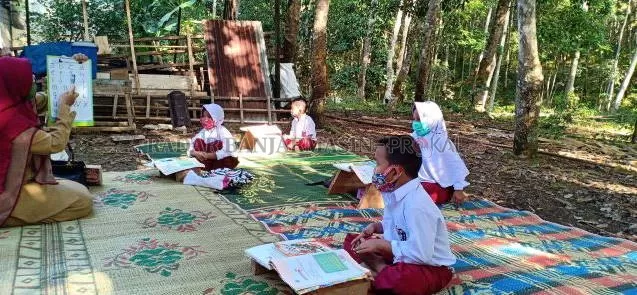 LEBIH ASYIK: Para pelajar SDN Batu Bini HSS belajar dengan guru kunjung di alam terbuka. | Foto: SALAHUDIN/RADAR BANJARMASIN