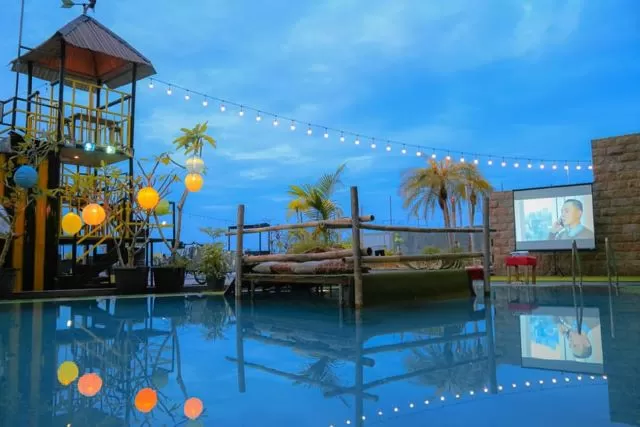 PROMO: Grand Dafam Q Hotel Banjarbaru menghadirkan paket promo menarik yaitu paket “ Nostalgia”. Bisa nonton film nostalgia di atas kolam renang. | Foto: Dafam