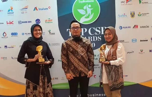 SOLID: Tim CSR PT BIB foto bareng usai menerima trofi Top CSR Awards 2020 di Hotel Sultan, Jakarta, Rabu (29/7).