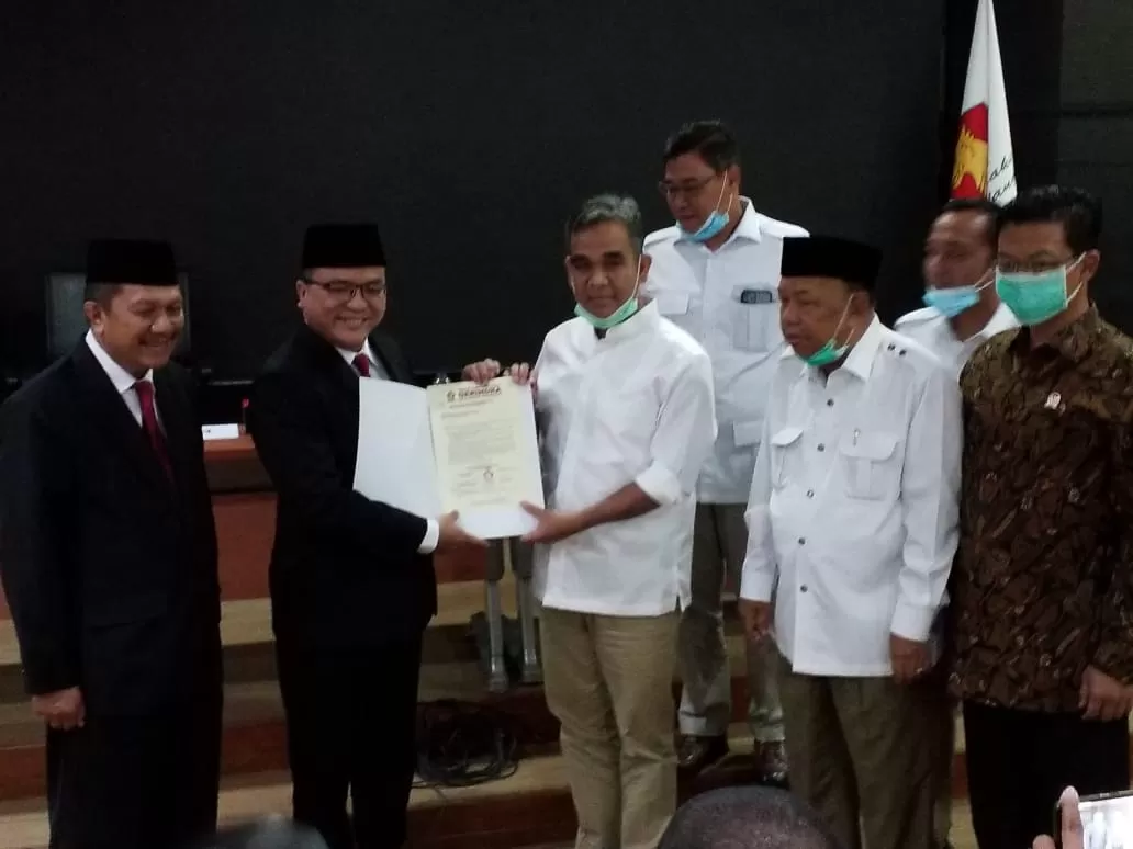 MENERIMA: Prof Haji Denny menerima surat dukungan/rekomendasi dari Partai Gerinda untuk maju di Pilgub Kalsel 2020
