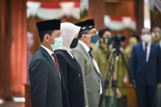 JABATAN BARU: Hanif Faisol Nurofi q saat dilantik di gedung Manggala Wanabakti Kemen LHK, Jakarta kemarin.  | FOTO: KEMENTERIAN LHK FOR RADAR BANJARMASIN