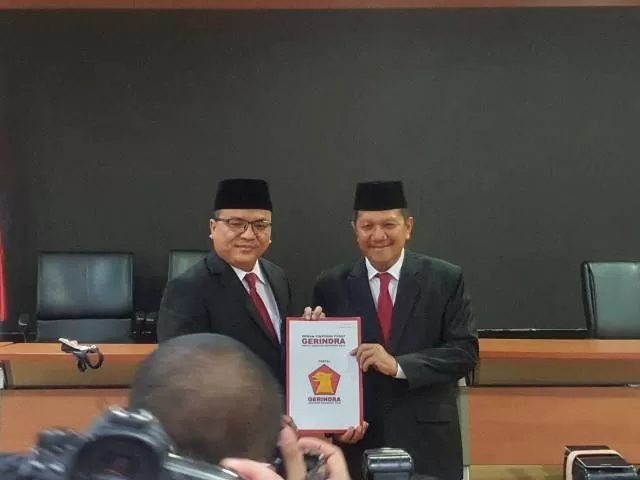 RESMI: Denny Indrayana dan Difriadi Darjat menerima SK usungan dari Sekretaris Jenderal Dewan Pimpinan Pusat (DPP) Partai Gerindra, Ahmad Muzani kemarin, di Jakarta. | FOTO: GERINDRA FOR RADAR BANJARMASIN