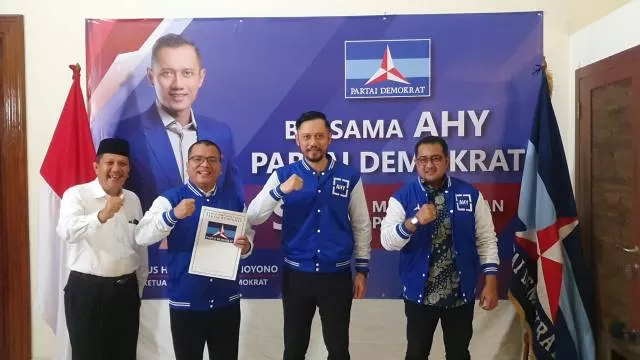 REKOMENDASI : Ketua Umum Partai Demokrat Agus Harimurti Yudhoyono (AHY) didampingi Sekjen Teuku Riefky Harsya (kanan) menyerahkan SK Rekomendasi kepada pasangan Denny-Difriadi.