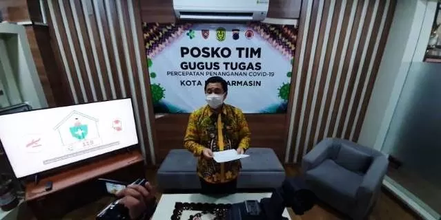 HASIL SWAB: Wali Kota Banjarmasin Ibnu Sina menunjukkan surat keterangan hasil swab negatif kepada wartawan di Balai Kota, kemarin sore. | FOTO: WAHYU RAMADHAN/RADAR BANJARMASIN