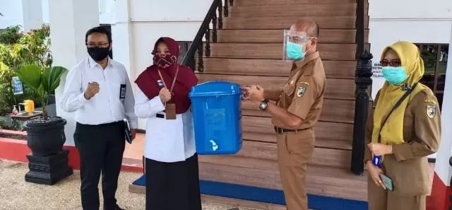 BANTUAN: Sekda Tala Dahnial Kifli menerima bantuan fasilitas cuci tangan dari Kepala KPPN Pelaihari Woro Triwening Renggani.