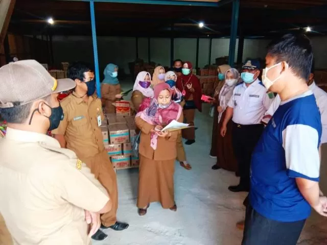 MONITORING: Satgas Ketahanan Pangan Kabupaten Tanah Bumbu melakukan monitoring ke gudang pusat distribusi yang berada di kawasan Desa Kersik Putih Kecamatan Batulicin, Selasa (28/7).