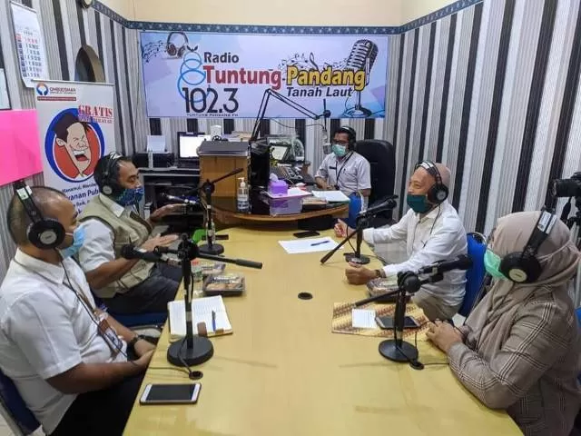 TALKSHOW: Ombudsman RI Perwakilan Kalsel melakukan Talkshow di Radio Tuntung Pandang FM.